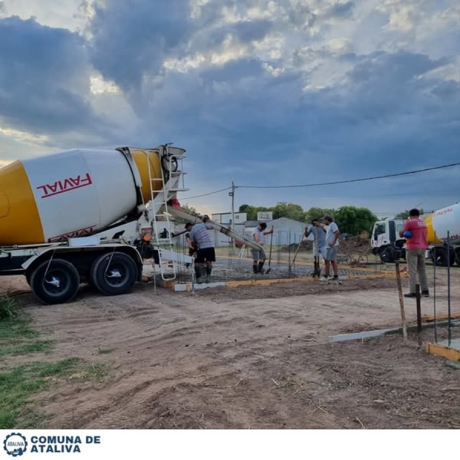 El cemento siendo colocado en el predio en el que se lleva a cabo la obra.