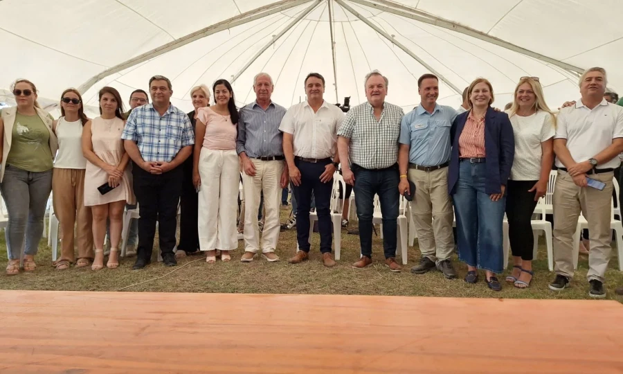 El grupo que participó del acto licitatorio.