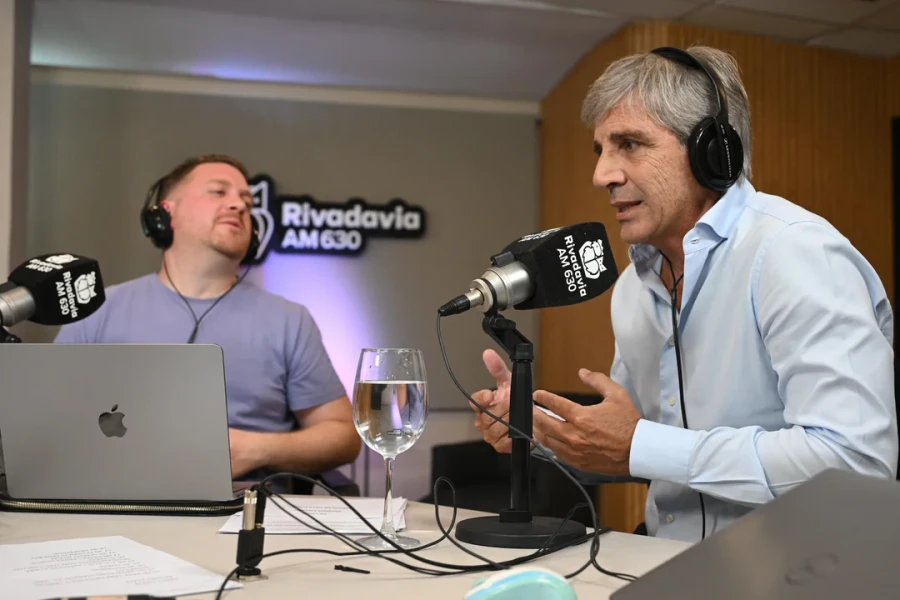 El ministro de Economía, Luis Caputo, en los estudios de Radio Rivadavia.
