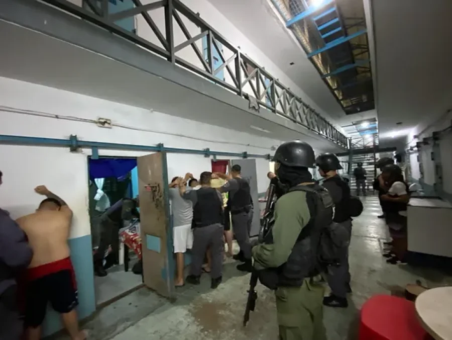 Efectivos de Gendarmería allanan la cárcel de Las Flores desde el viernes pasado y continuarán hasta este miércoles.