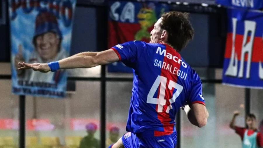 EL UNICO GOL. Saralegui festeja su tanto.