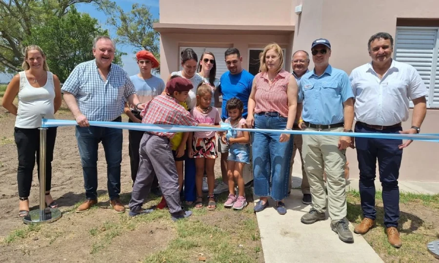 Corte de cintas, tradicional ceremonia con la que se habilita la obra.