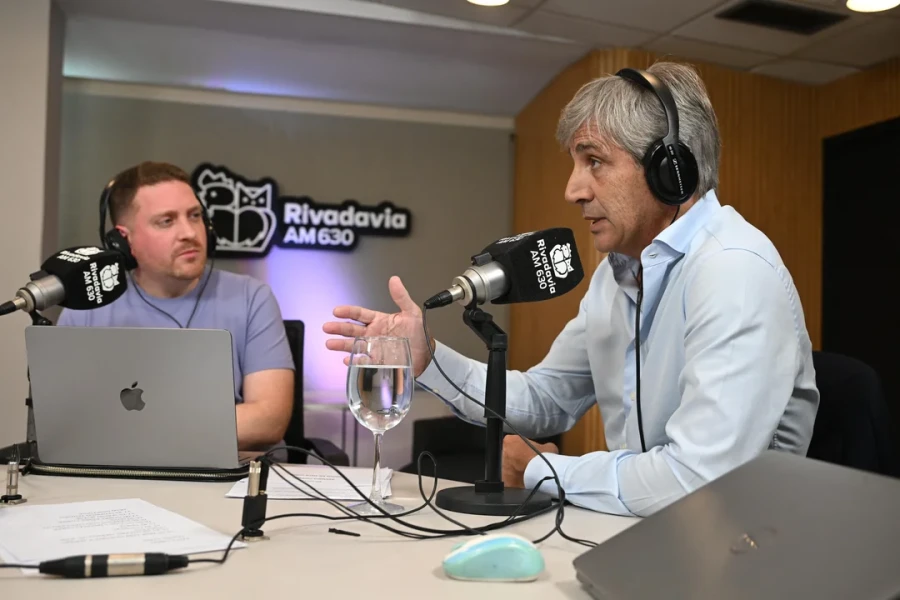 El ministro de Economía, Luis Caputo, en los estudios de Radio Rivadavia.