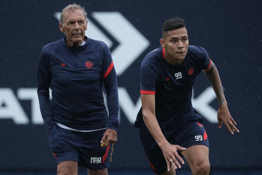 Migue Russo, DT de San Lorenzo, observa la práctica..