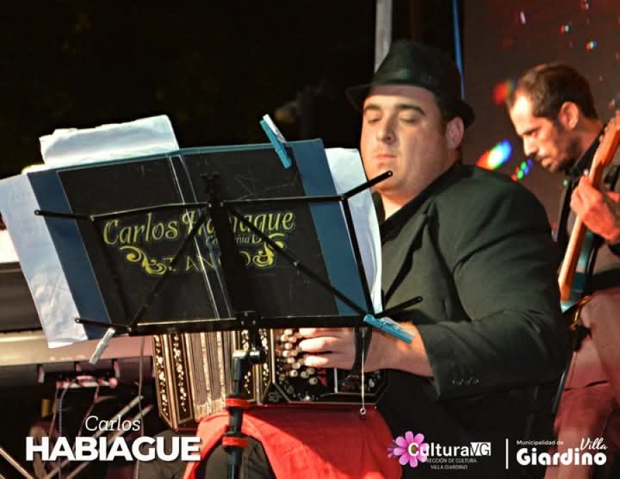 OMAR VISCONTI. El músico en plena actuación.