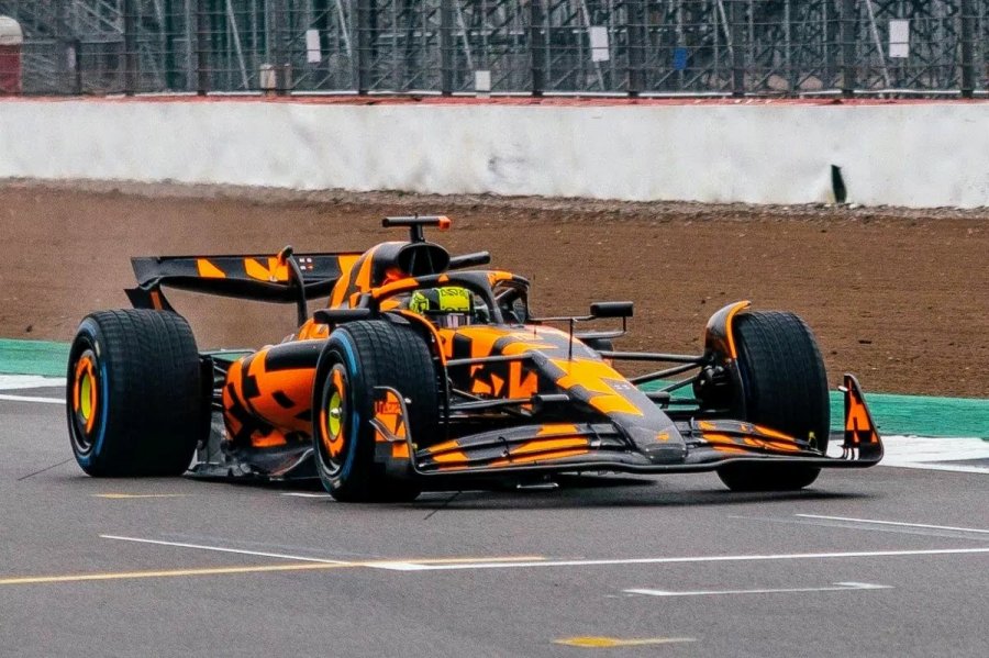 El nuevo McLaren MCL39 camuflado estuvo girando en Silverstone.