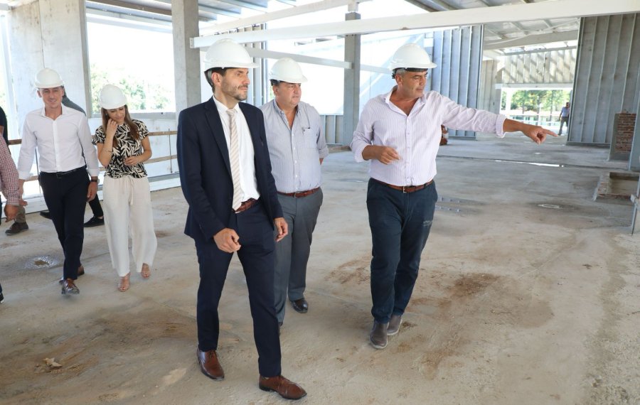 EN SANTA FE. Pullaro observ&oacute; los avances de las obras del nuevo edificio de la Escuela N&ordm; 481 &ldquo;Doctor Esteban Echeverr&iacute;a&rdquo;.