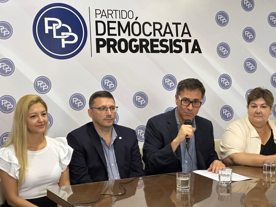 LANZAMIENTO. Carla Boidi, Lisandro M&aacute;rsico, Pablo Miassi y Mariana Bertol&iacute;n en la sede del PDP.