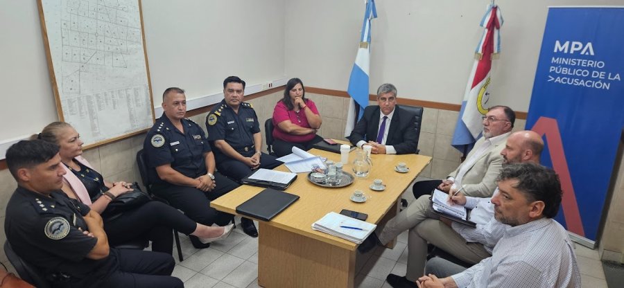 PARTICIPANTES. Se encontraban también el intendente de Frontera, la presidenta comunal de Josefina, y miembros del Ministerio de Justicia y Seguridad de Santa Fe.