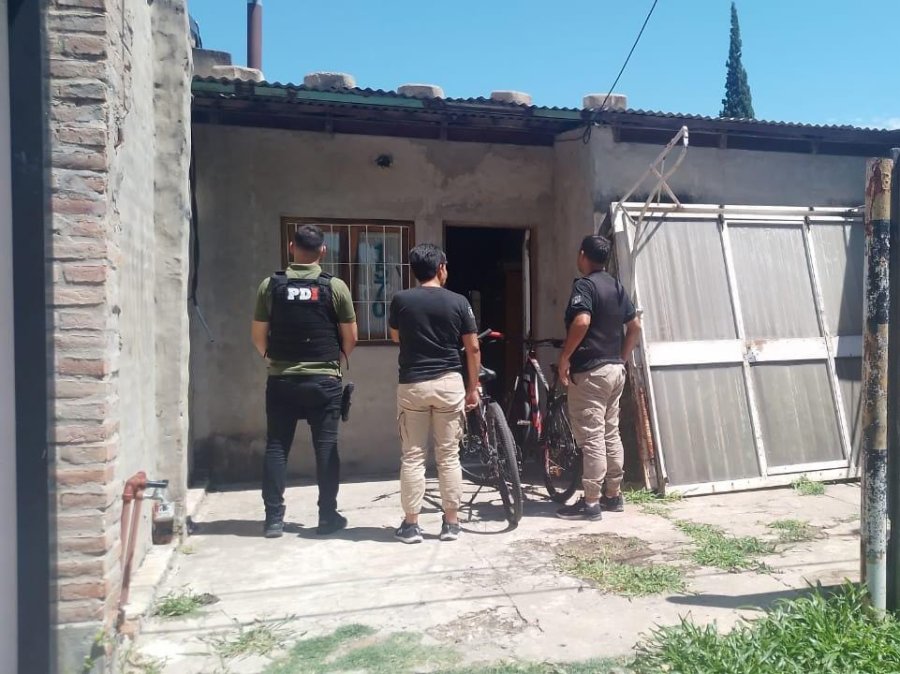 EN BARRIO AMANCAY. La PDI en el acto procesal realizado y una bicicleta que guarda relación con la causa.