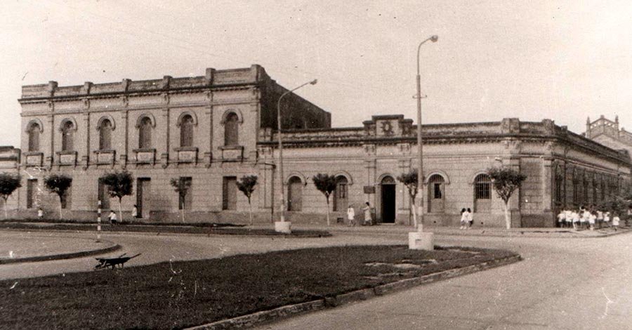 Fachada de la centenaria institución educativa.