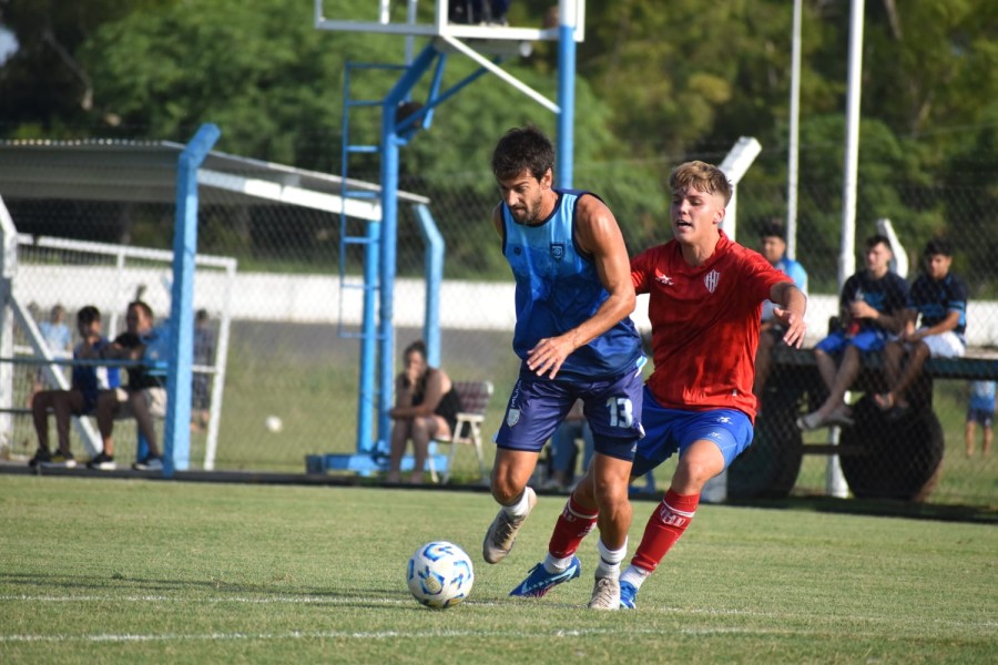 LUCAS ALBERTENGO ENCARA ANTE LA MARCA DEL JUGADOR DE UNIÓN