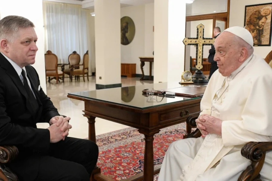El Papa Francisco con el primer ministro de Eslovaquia en una de las 4 audiencias que tuvo esta ma&ntilde;ana .