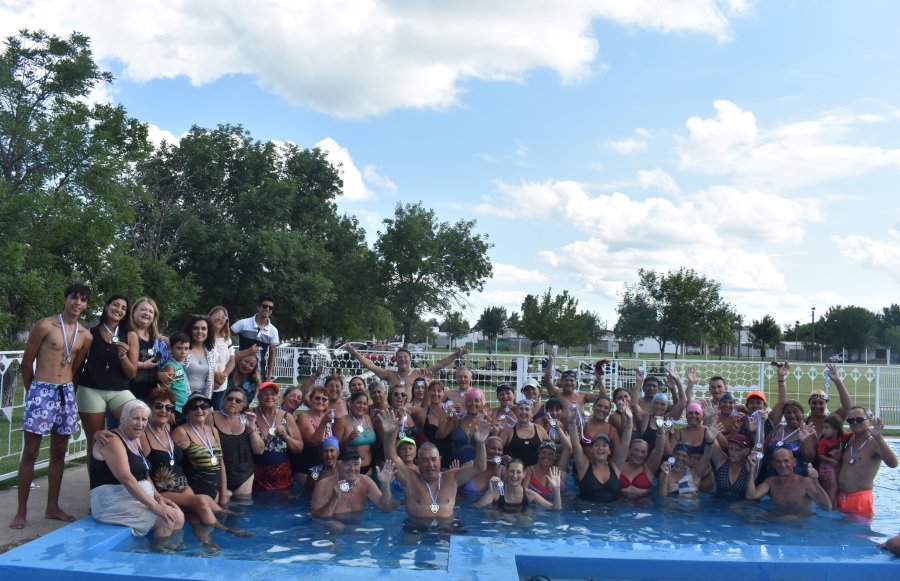 Los participantes del taller en la pileta del Polideportivo.