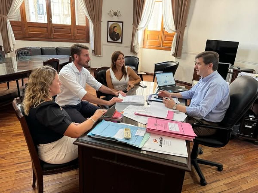 Los sanvicentinos durante el encuentro con el funcionario provincial.