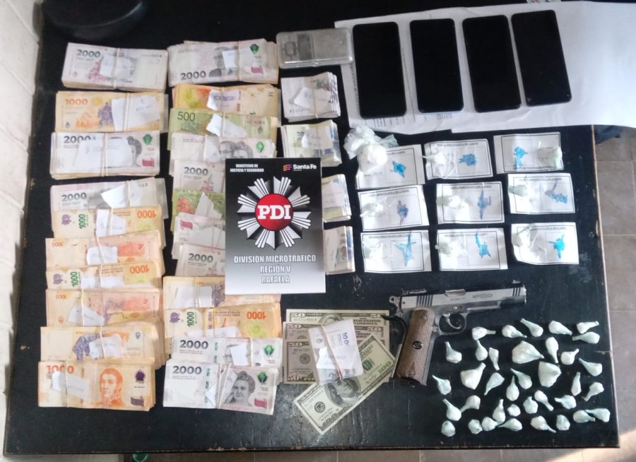 Además de la cocaína se secuestró dinero en pesos y dólares, un automóvil, una réplica de pistola, cuatro celulares y una balanza.