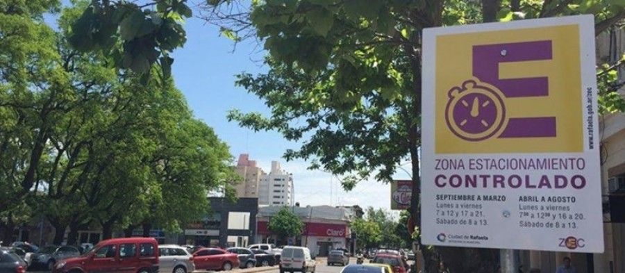 El costo de estacionamiento durante una hora tiene un valor de 450 pesos.