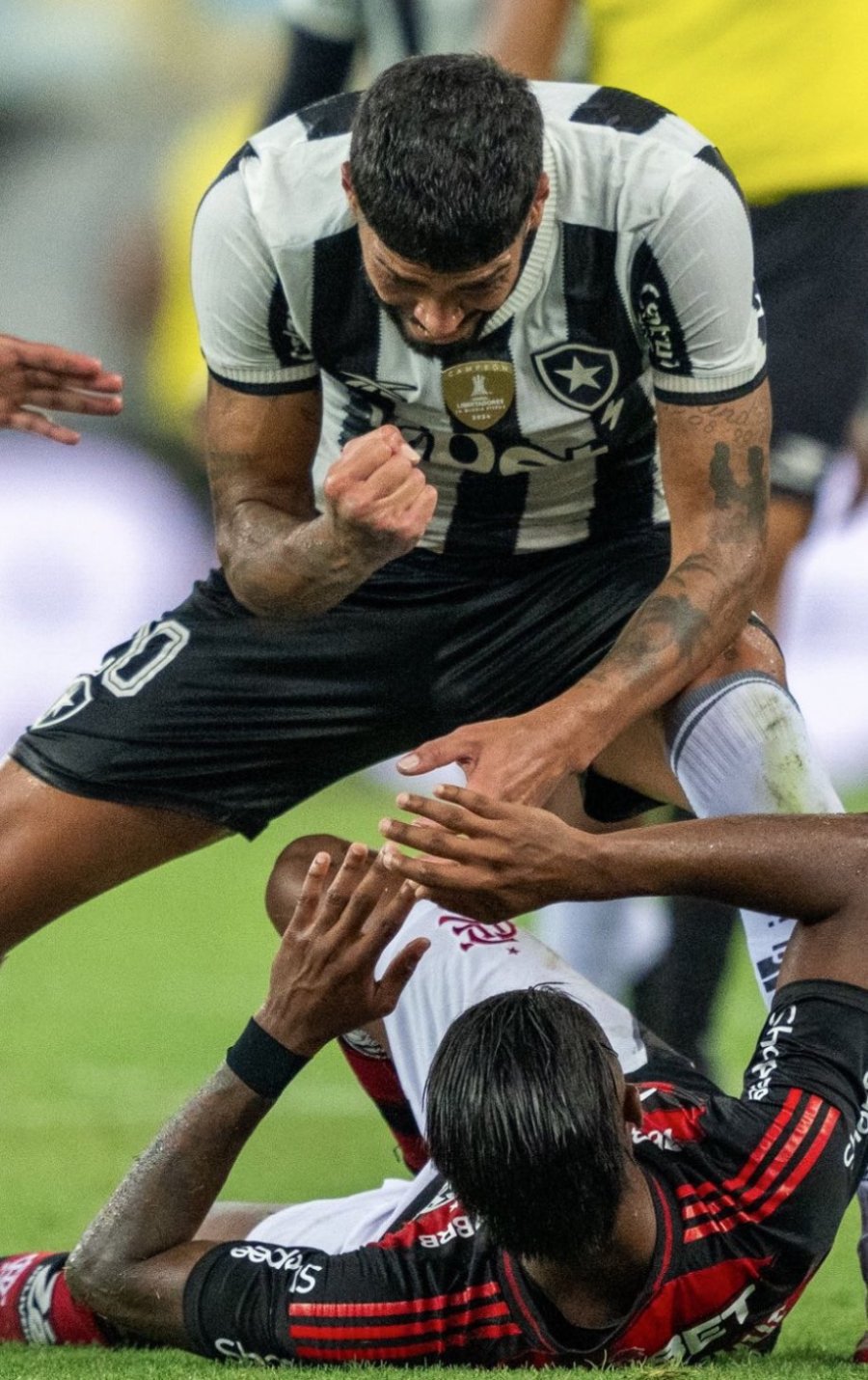 Alexander Barboza fue suspendido por un mes en el Brasileirao tras protagonizar una pelea.