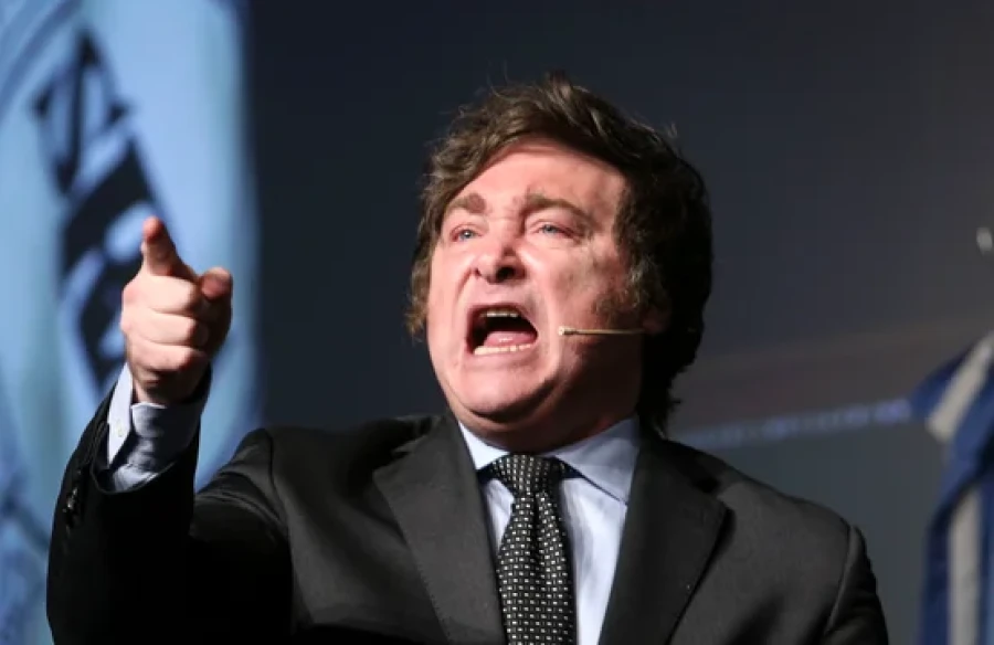 Distintos sectores lo acusaron de haber incurrido en la violación de la Ley de Ética Publica.