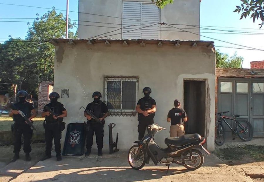 Los pesquisas de PDI Rafaela con colaboración del Grupo de Apoyo Táctico (GAT) de la Unidad Regional I Santa Fe, allanaron una propiedad ubicada en Av. Cabal 1000 de Pilar.
