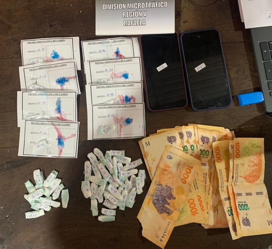 <i>La droga, dinero y celulares secuestrados en el procedimiento policial.</i>