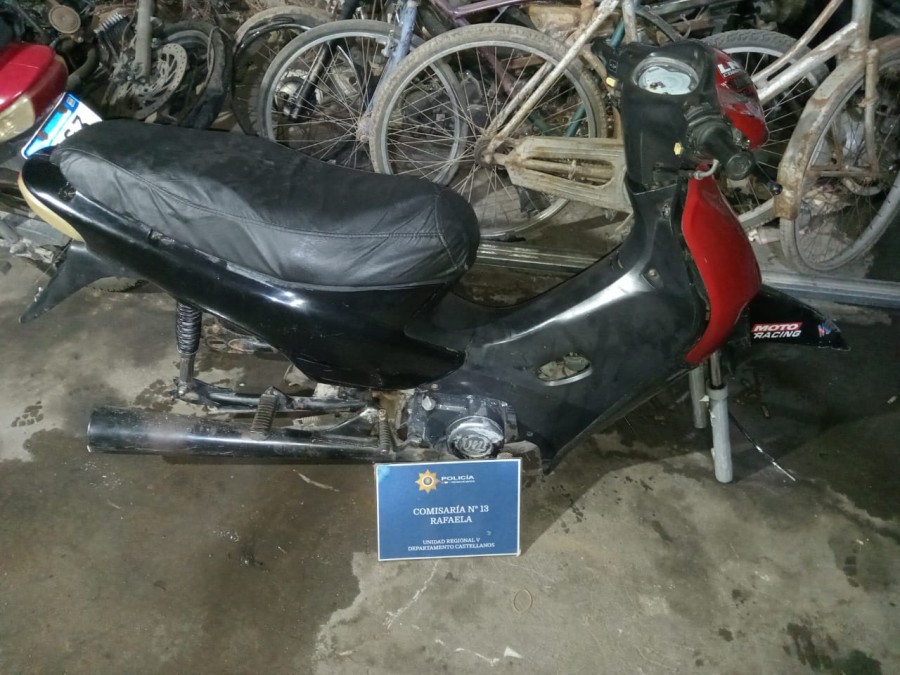 La moto sin sus ruedas secuestrada por personal de Comisaría N° 13.