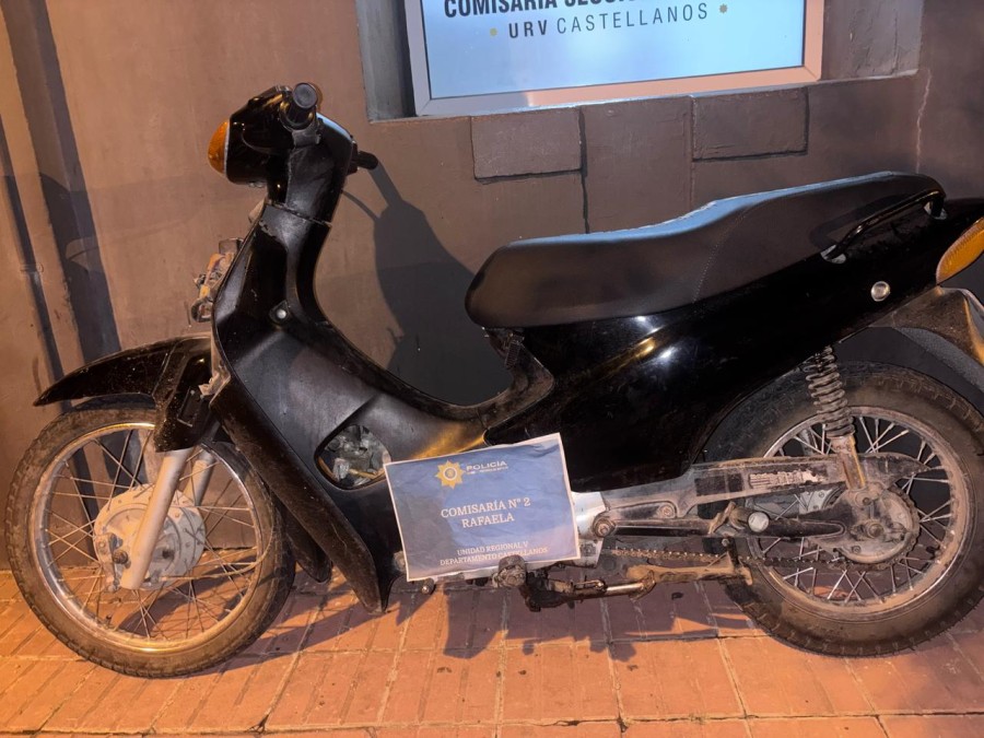 La moto recuperada por la Policía en barrio 9 de Julio.