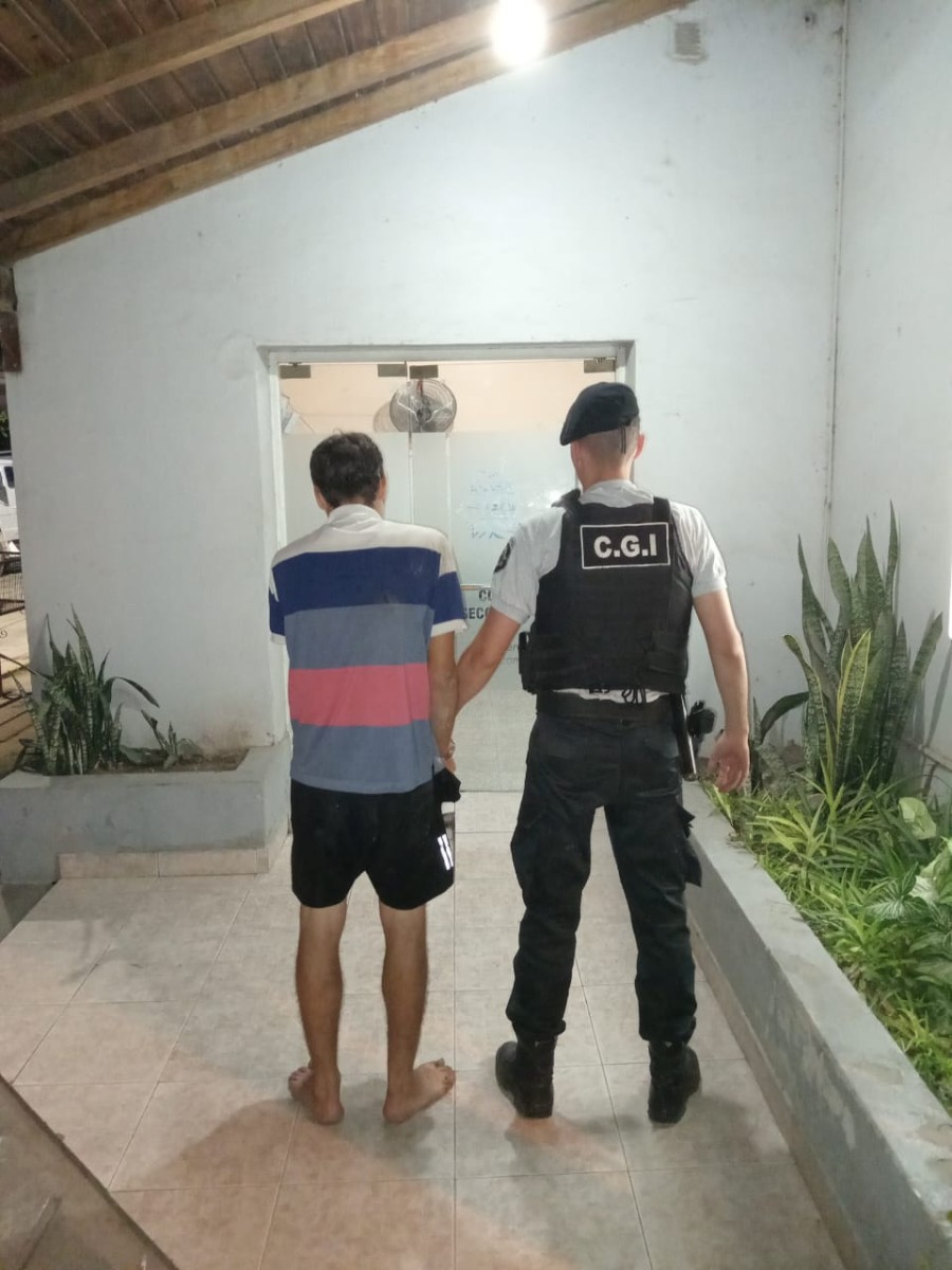 <i>El sujeto arrestado en calle Progreso al 200 al momento de la llegada del personal policial se ocult&oacute; en el techo de su morada.</i>