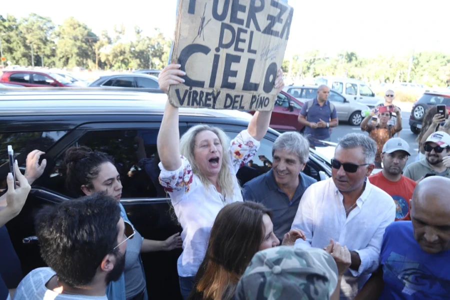 Karina Milei y Luis Caputo en la Plaza Seeber.