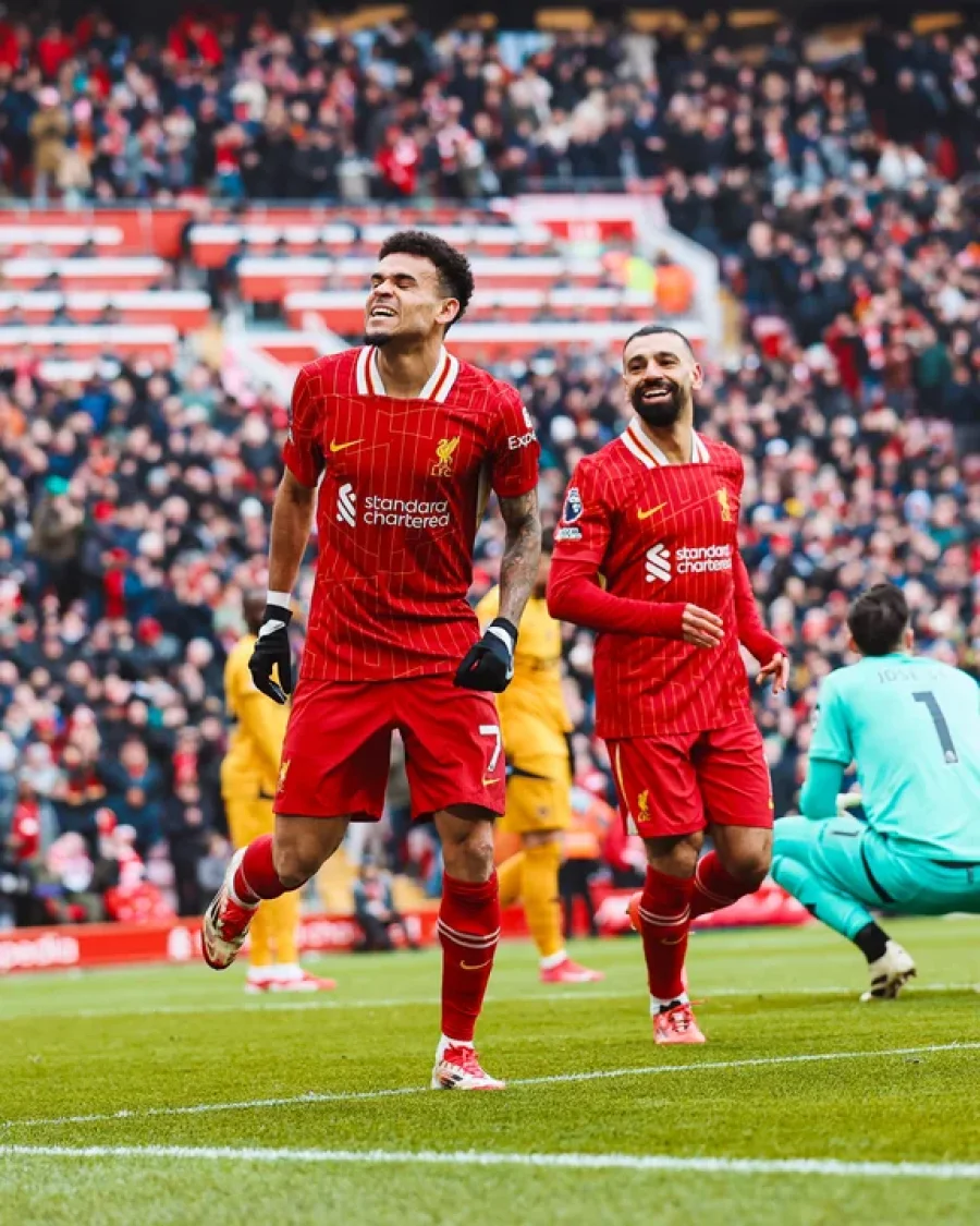 Luis Díaz festeja su gol, el primero del partido, junto a Mohamed Salah, quien convirtió el segundo.
