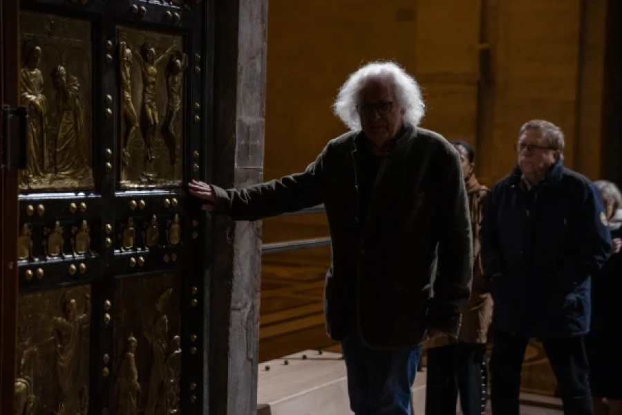 La Basílica de San Pedro a oscuras en la "Noche Blanca".