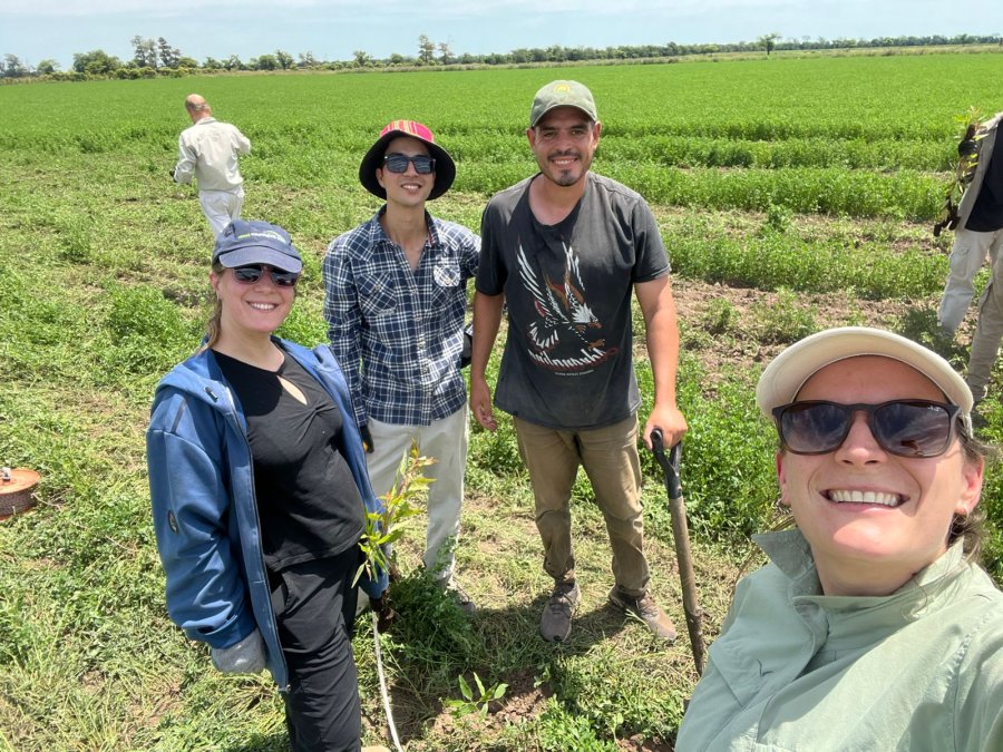 Dos estudiantes de la Facultad de Agronomía de Esperanza, Santiago Scarafia quien lleva adelante el proyecto y Agustina Grosso asesora de la empresa.