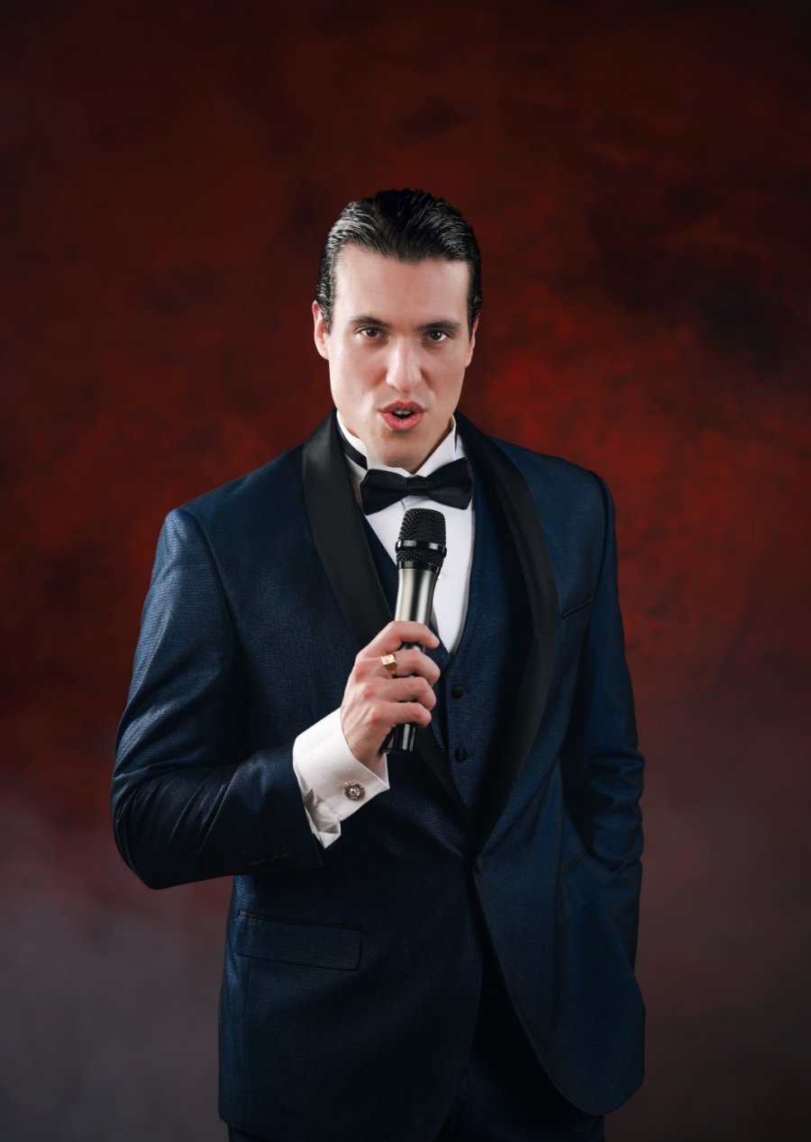 Carlos Habiague es un cantante, productor y m&uacute;sico argentino-italiano reconocido como uno de los m&aacute;ximos exponentes del tango en la actualidad.