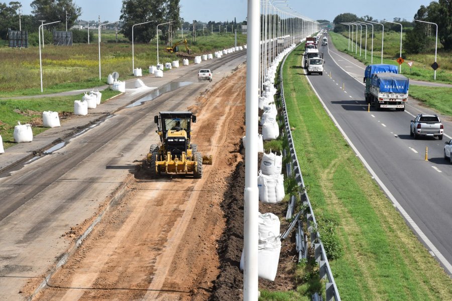 Tr&aacute;nsito fluido mientras avanza la obra del tercer carril de la autopista Rosario-Santa Fe.