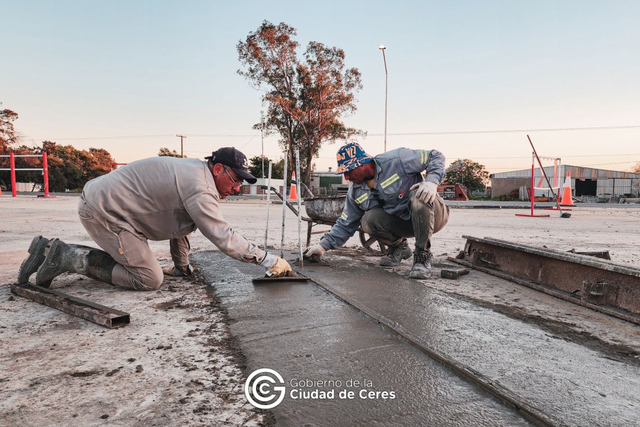 Operarios municipales laborando en la obra.