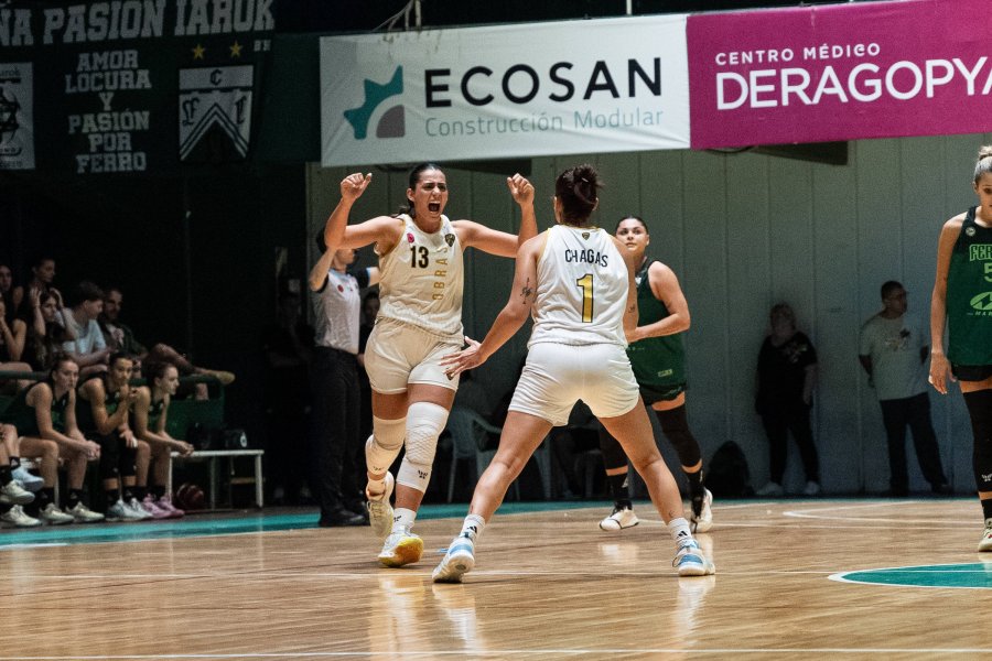RAFAELINA. El festejo Cande y Florencia Chagas, integrantes de la selección argentina.
