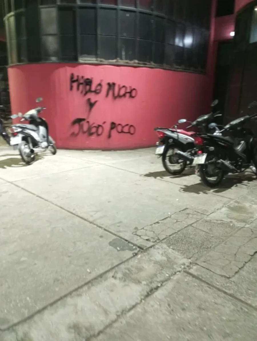 Las pintadas en el estadio cubierto de Newell&acute;s.