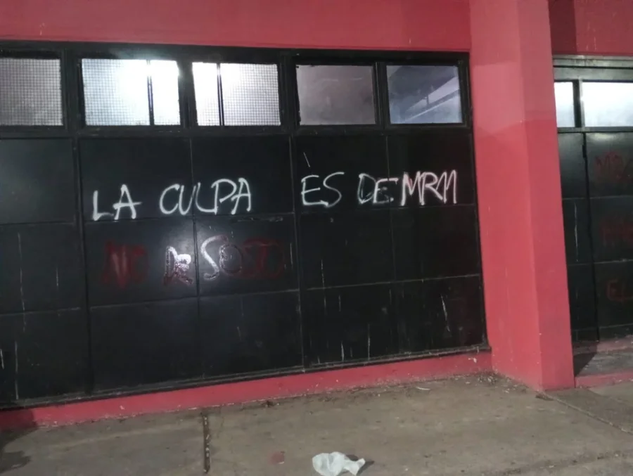 Las pintadas en el estadio cubierto de Newell´s.