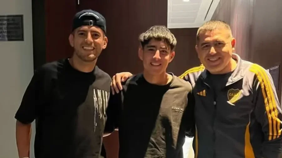 Carlos Zambrano junto a su hijo Luciano Zambrano y Juan Román Riquelme.