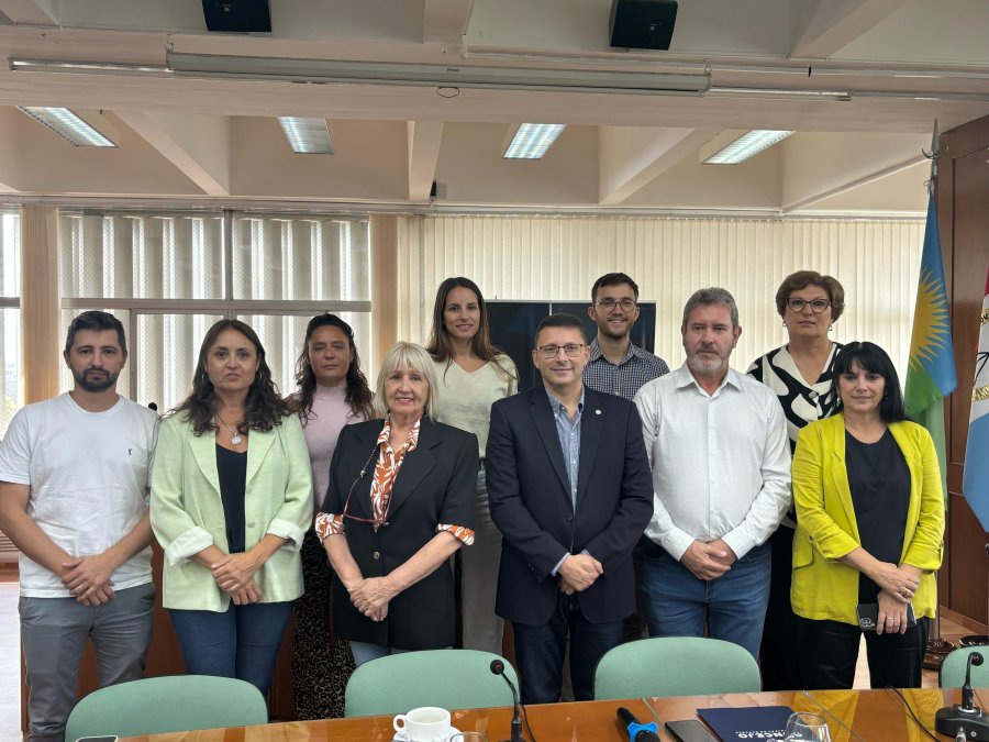 ENCUENTRO. Los ediles recibieron en la sala de sesiones la visita del intendente paraguayo Edoard Schaffrath.