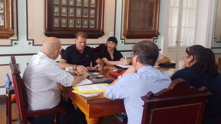 EN ESPERANZA. Dar&iacute;o Cocco, representante del SEOM local, junto al intendente local Rodrigo M&uuml;ller.