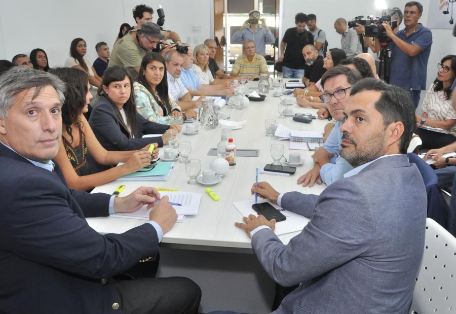 PROPUESTA. El Gobierno de Santa Fe hizo su oferta salarial en tramos al sector de la docencia. Los gremios consultar&aacute;n a los docentes en las escuelas.