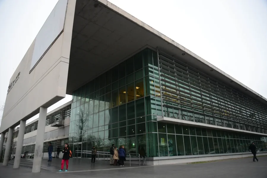 Oggero fue derivada al Hospital de emergencias Clemente Álvarez con diversas heridas de arma de fuego en el cráneo y miembros.