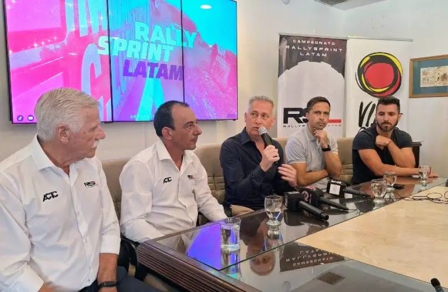 Autoridades y organizadora en la conferencia de prensa en Villa Carlos Paz.