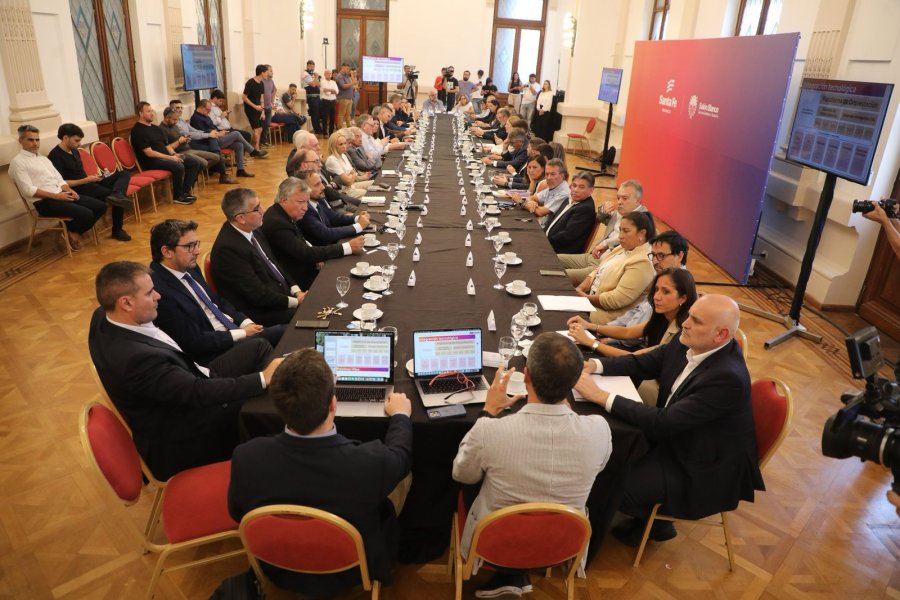 JUNTA PROVINCIAL DE SEGURIDAD. Pullaro encabez&oacute; este mi&eacute;rcoles una nueva reuni&oacute;n con representantes de los tres poderes del Estado en el sal&oacute;n Blanco de Casa de Gobierno en Santa Fe.