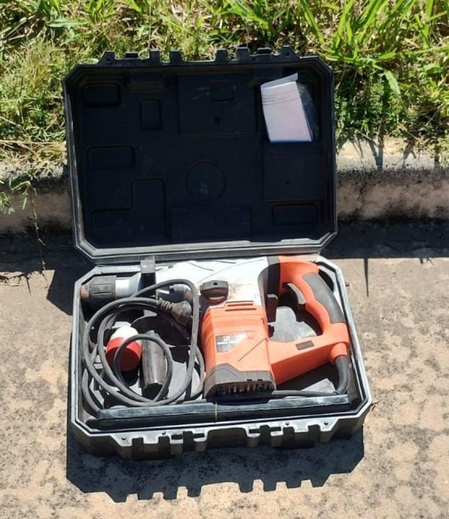 Tras una requisa personal los efectivos incautaron desde sus pertenencias un estuche cuyo interior guardaba un rotomartillo eléctrico.