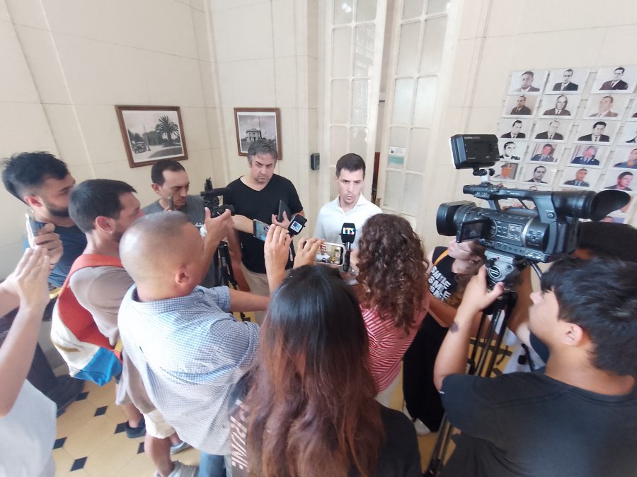 EN RAFAELA. El ministro de Seguridad de Santa Fe -Pablo Cococcioni- y el intendente de Rafaela -Leonardo Viotti- con los numerosos medios de prensa presentes.