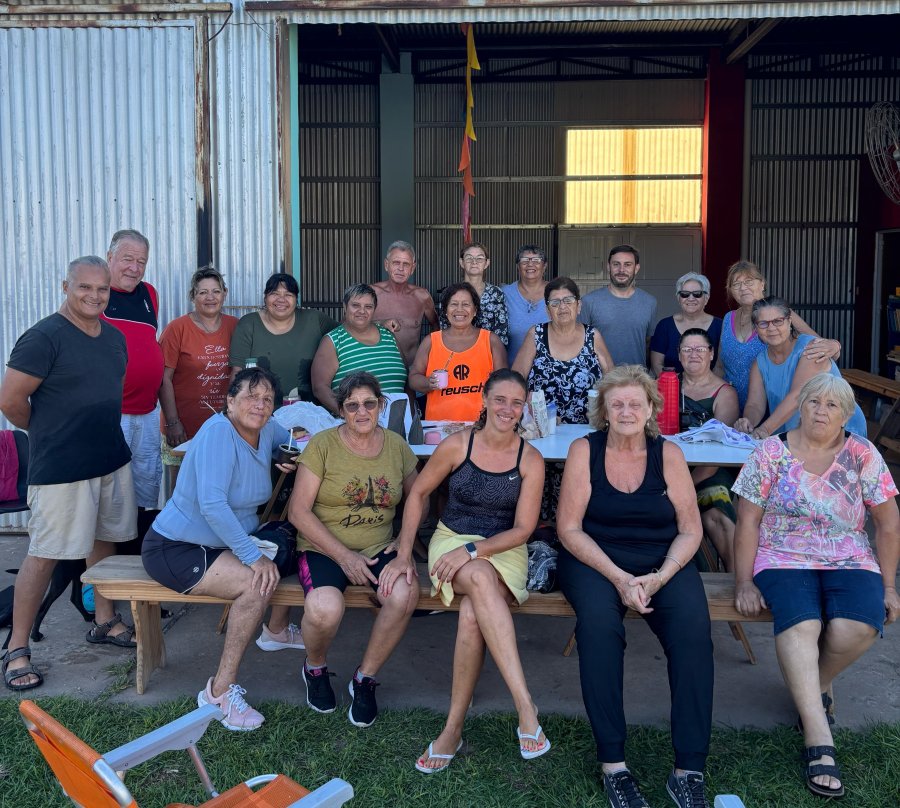 EVENTO DE CIERRE. Hugo Morel acompañó a los participantes junto a los profesores de Educación Física y destacó la importancia de estos espacios.