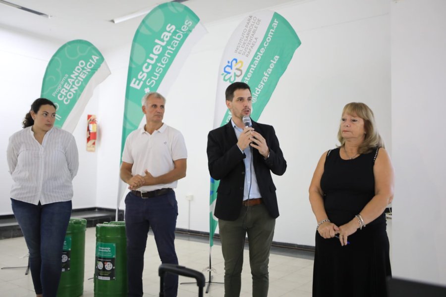 ENCUENTRO. El intendente Leonardo Viotti junto a la secretaria de Educación y Cultura, Norma Becchio y el titular del IDSR, Enrique Soffietti, entre otros.