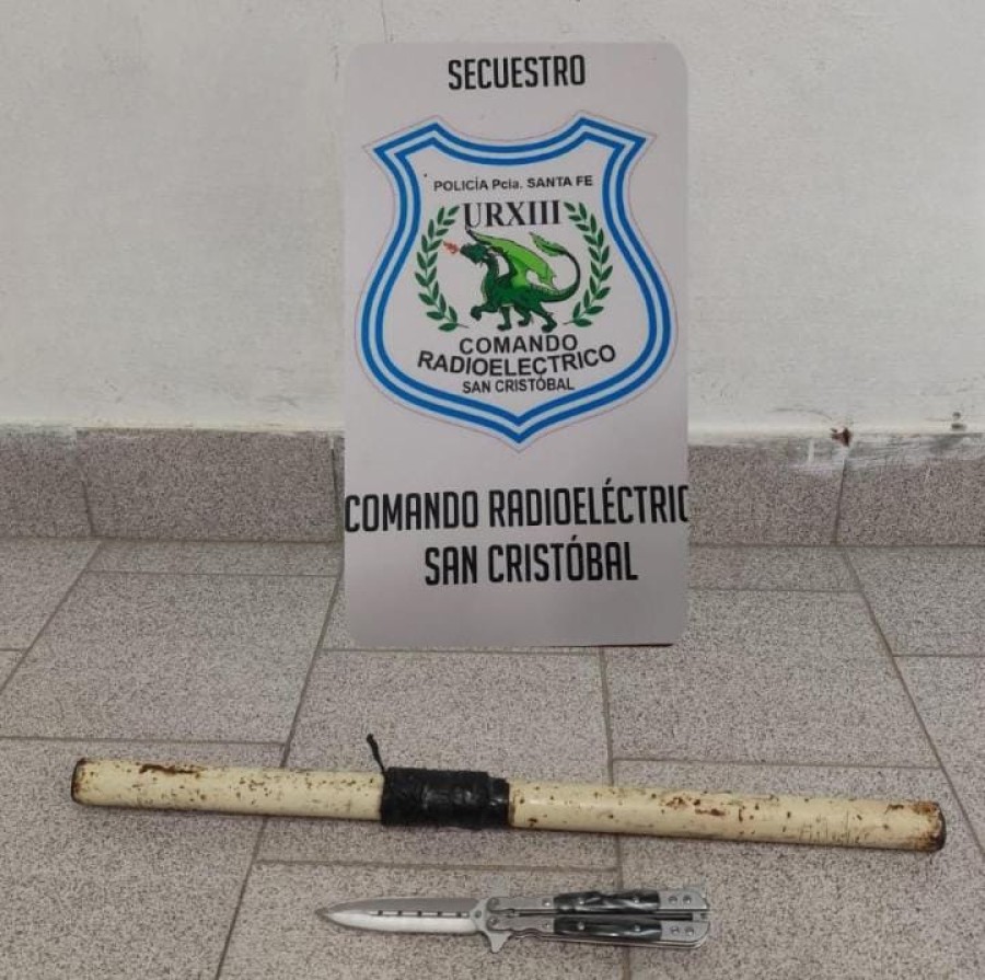 SECUESTRADOS. El trozo de hierro y el arma blanca que portaba el joven arrestado.
